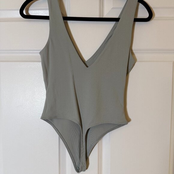 Aritzia Contour v-neck Bodysuit - Picture 2 of 5